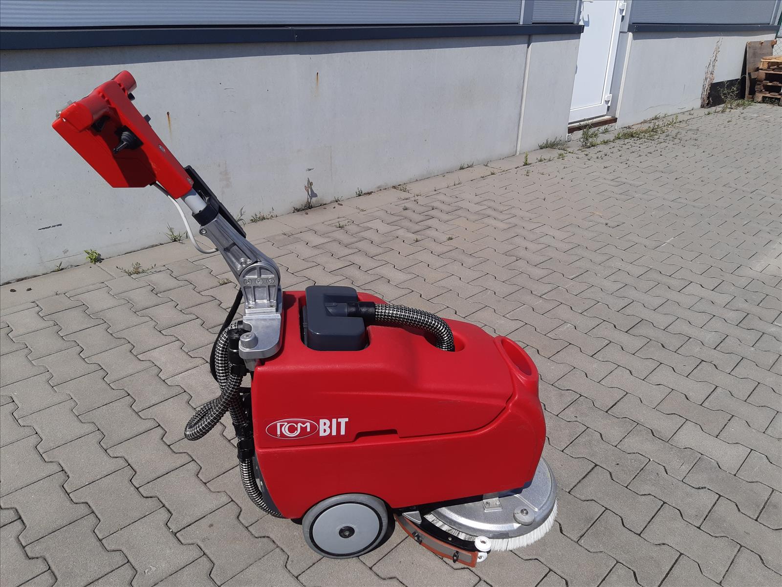 Repasovaný podlahový mycí stroj B381 včetně záruky